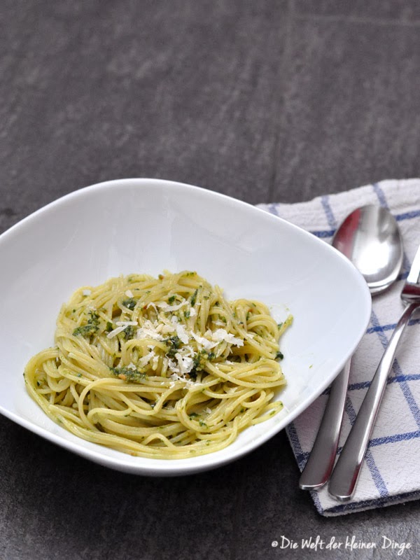 Pesto aus Basilikum, Pinienkernen, Knoblauch und Olivenöl, mit Spaghetti